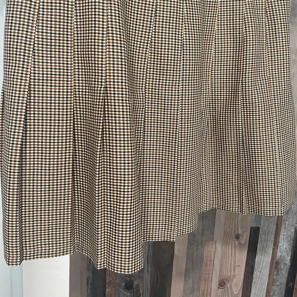 NWOT “Urban Outfitters” Brown and Cream Houndstooth Pleated Mini Skirt - Picture 6 of 7